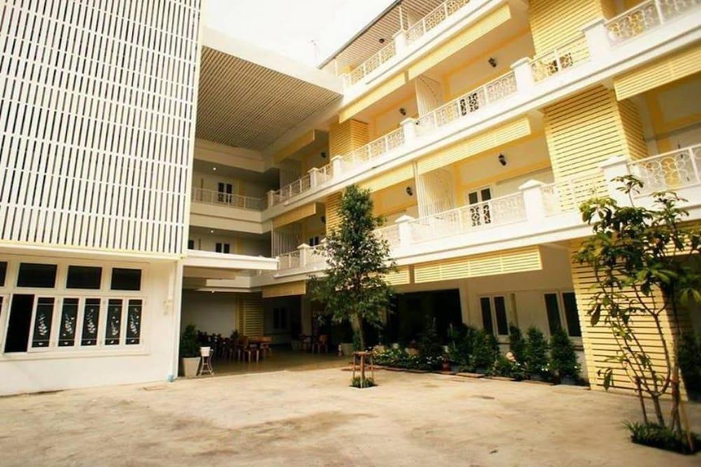 Sri Krungthep Hotel Bangkok Exterior photo